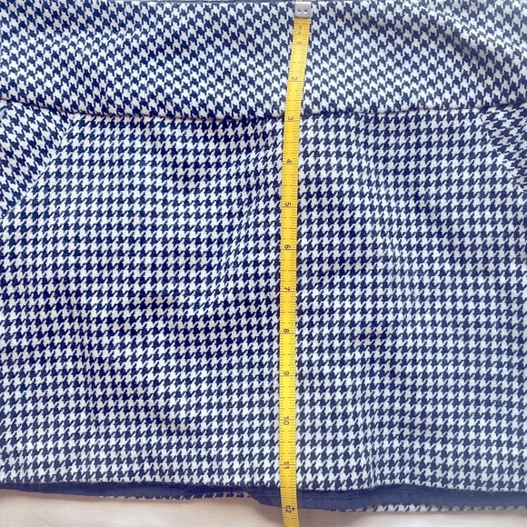 Black and white houndstooth printed mini skirt with pockets!! - Picture 6 of 7